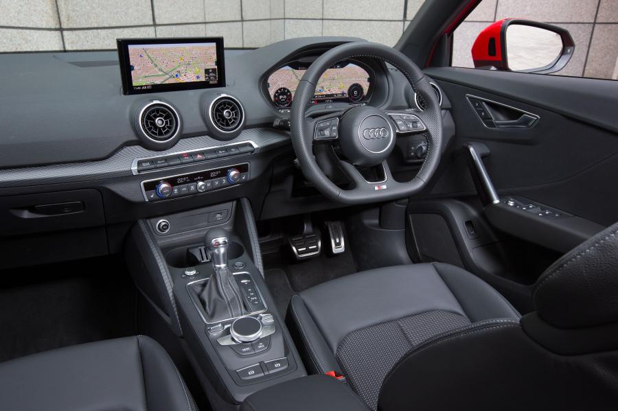 Торпедо Audi Q2 TFSI S-Line 2017 года  (JP) (фото 4 из 14)